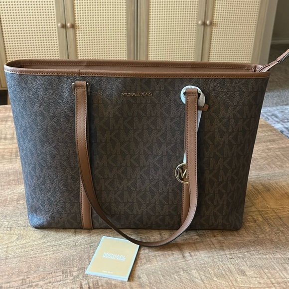 NWT Michael Kors Monogram Jet Tote - Picture 1 of 11